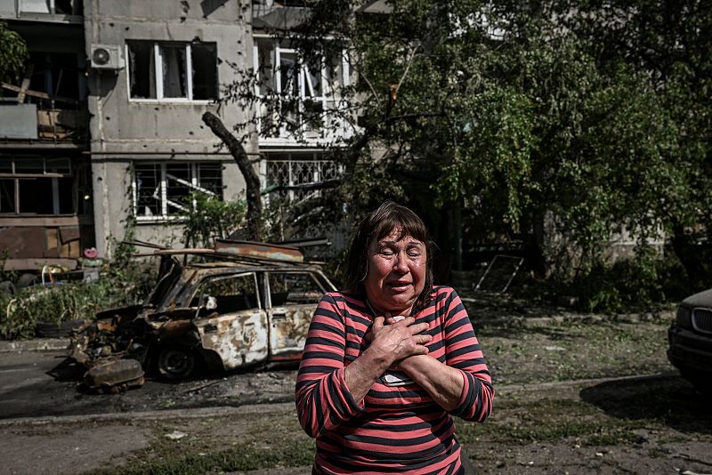 Una mujer reacciona ante un edificio de apartamentos dañado tras un ataque en la ciudad de Sloviansk, en la zona oriental ucraniana de Donbás.