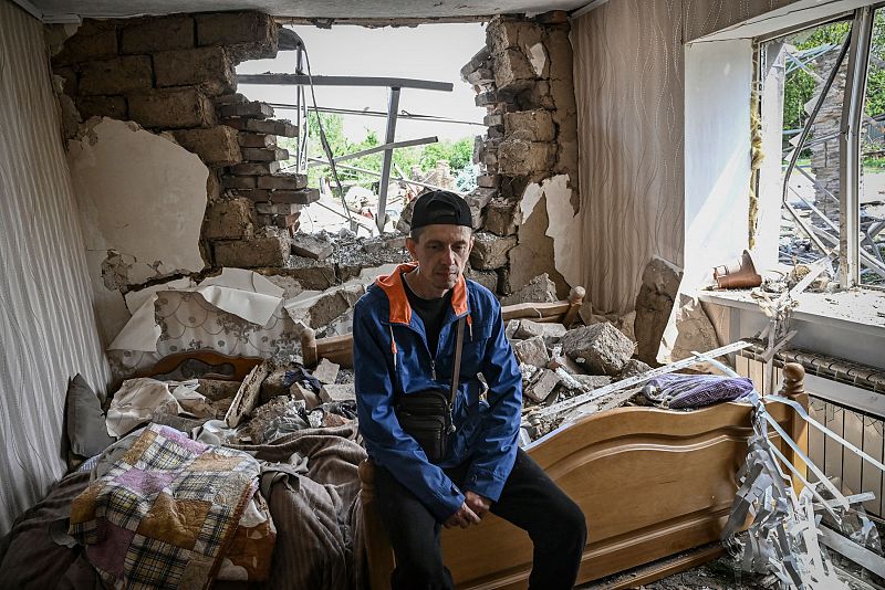 Sergiy Tarasyuk, de 49 años, sentado en su cama en su casa destruida tras un ataque con misiles en la ciudad de Sloviansk, en la zona oriental ucraniana de Donbás.