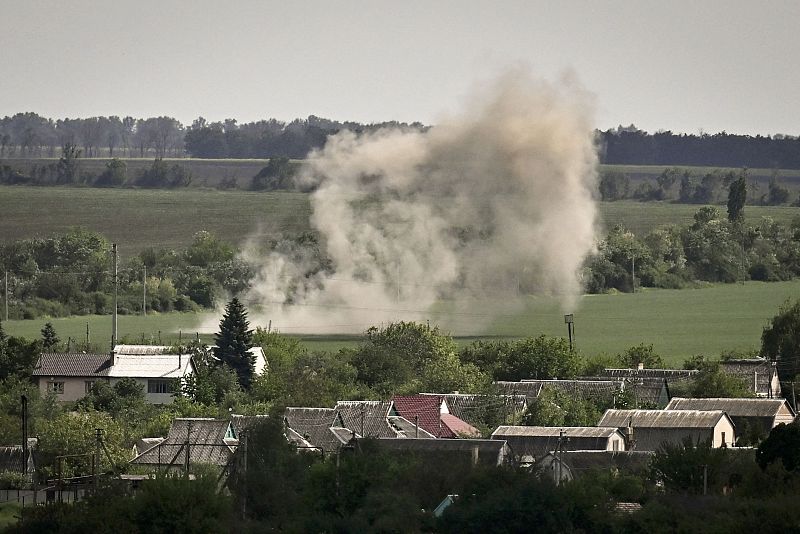 La suciedad se levanta durante un bombardeo en la ciudad de Soledar, en la región oriental ucraniana del Donbás.
