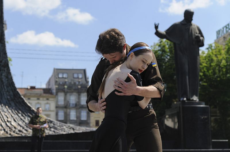 Los solistas de la Ópera Nacional Daria Emelyantseva (delante) y Andriy Mikhalikha (detrás) bailan durante la representación '100 días de febrero' en el centro de Leópolis.