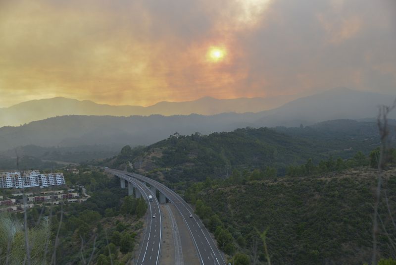 Se declara el nivel 2 en el incendio de Sierra Bermeja y se moviliza a la UME.