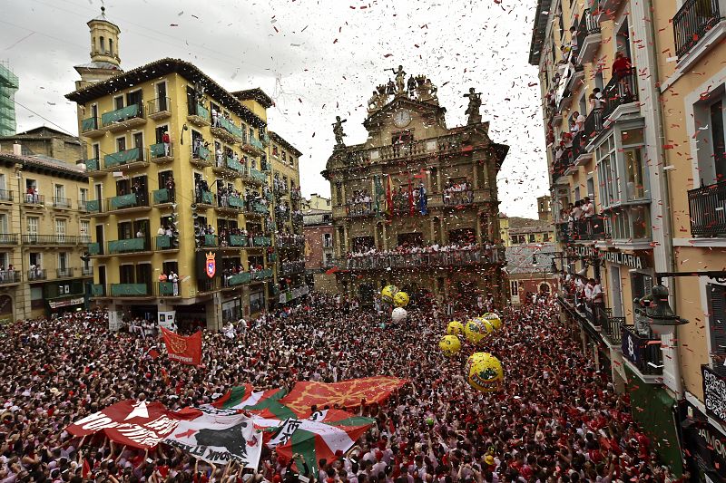 Miles de personas dan la bienvenida a los Sanfermines 2022 en la Plaza del Ayuntamiento de Pamplona