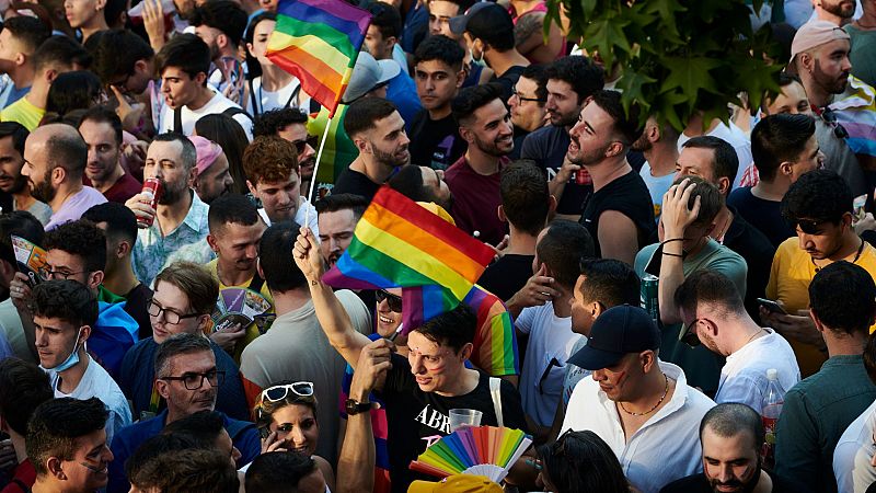 Cientos de personas en la madrileña plaza Zerolo en el pregón del Orgullo 2022