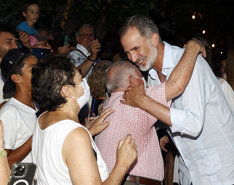 Felipe VI saluda a vecinos de Valldemossa, en Mallorca