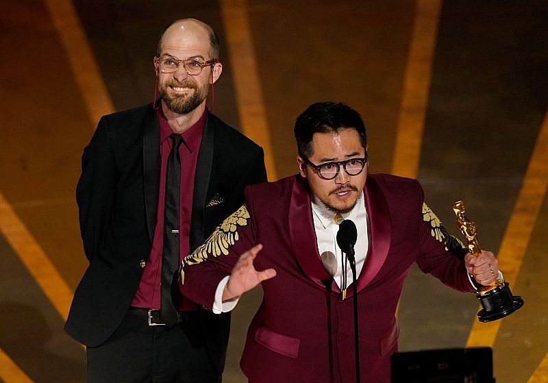 Daniel Scheinert y Daniel Kwan celebran el premio al mejor director por 'Todo a la vez en todas partes'.