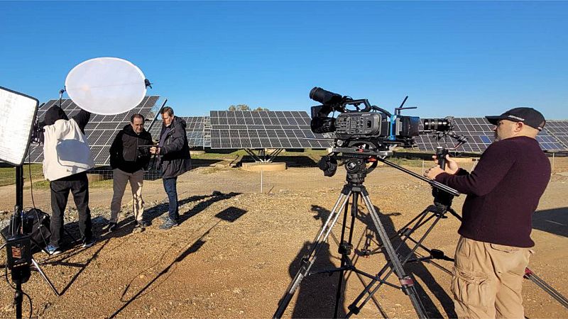 Equipo de TVE prepara cámaras para entrevista