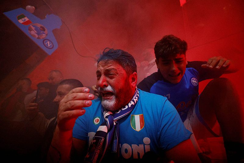 Algunos aficionados del Nápoles no podían contener la emoción tras ganar la Serie A después de 33 años desde que lo hicieran con Maradona.