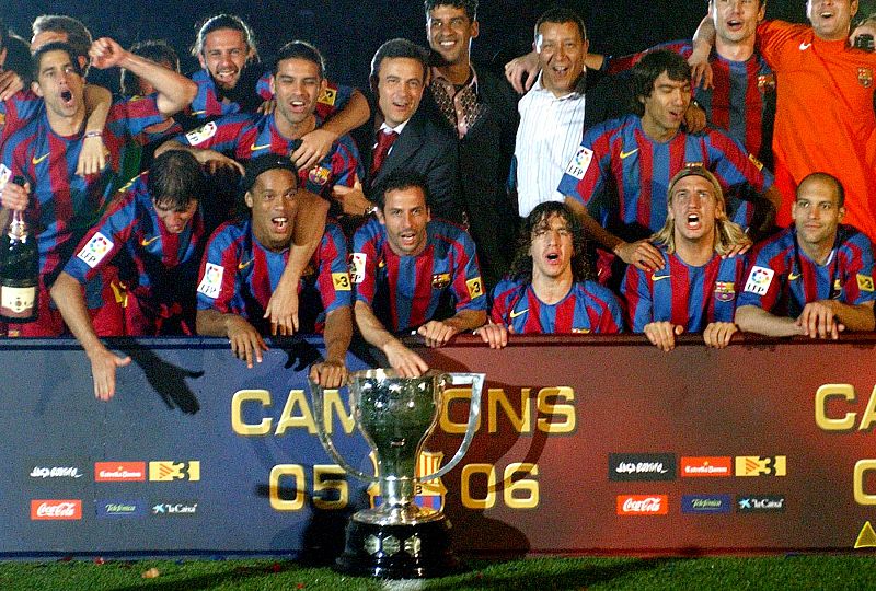Los jugadores del FC. Barcelona celebran la consecuci&oacute;n del T&iacute;tulo de Liga tras el partido que han jugado, esta noche, en el Camp Nou el FC. Barcelona y Espanyol. 6/05/2006 