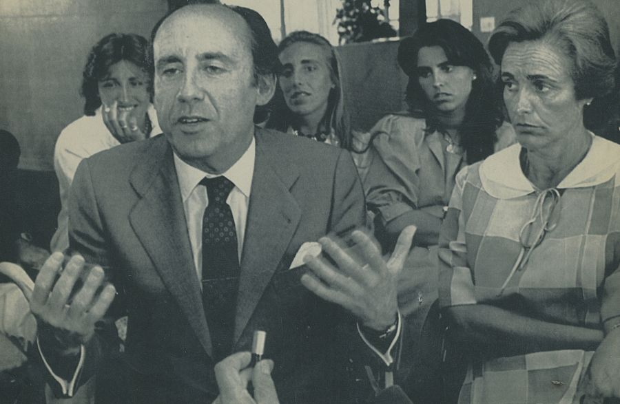 Ruiz-Mateos con sus hijas y su mujer, Teresa Rivero.