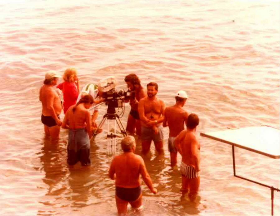 Verano azul: Integrantes del equipo, entre ellos Antonio Mercero, en bañador dentro del agua