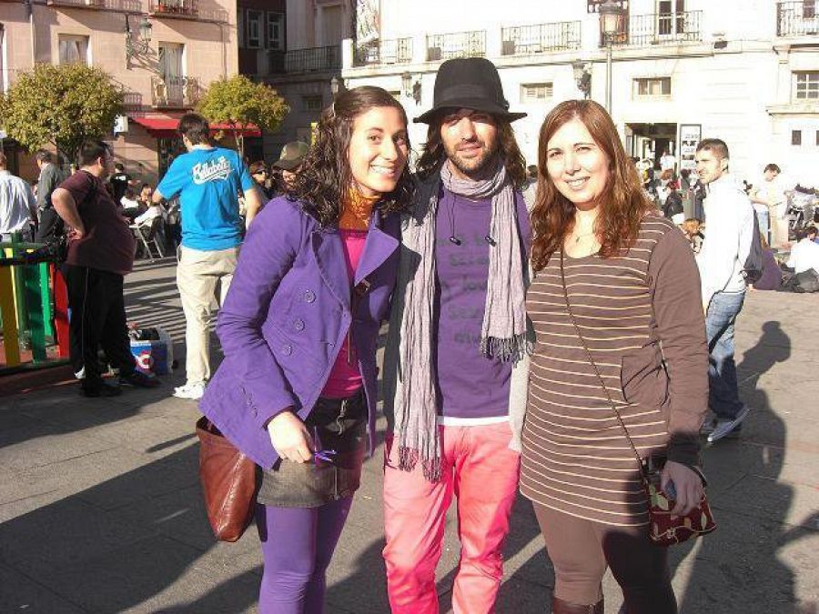 Dos oyentes, Olga y Marcela, junto a El Pescao