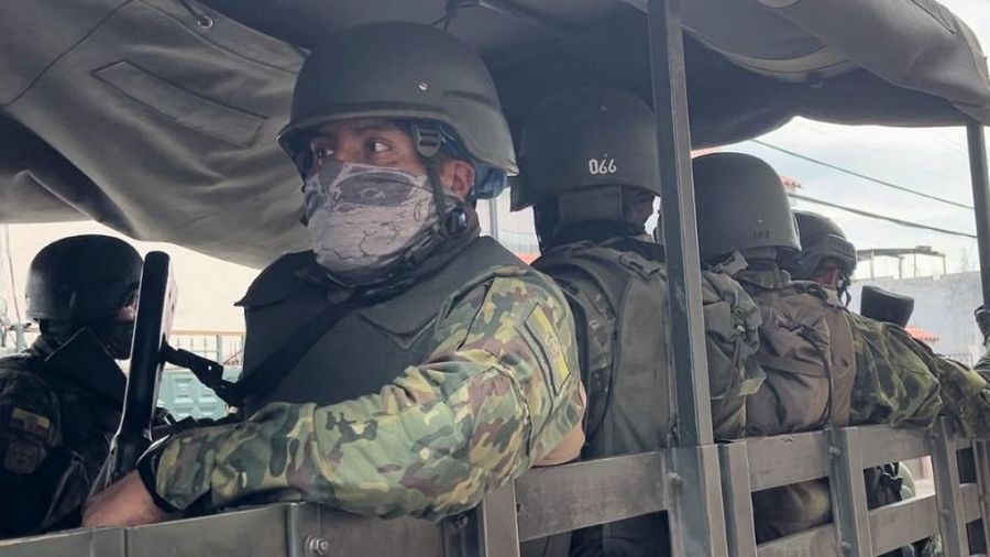 Antía André acompaña a un equipo de combate en Quito