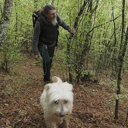 Juan y su perrito Migas viven todo tipo de aventuras juntos viajando por Europa