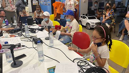 Los niños disfrutando de la radio