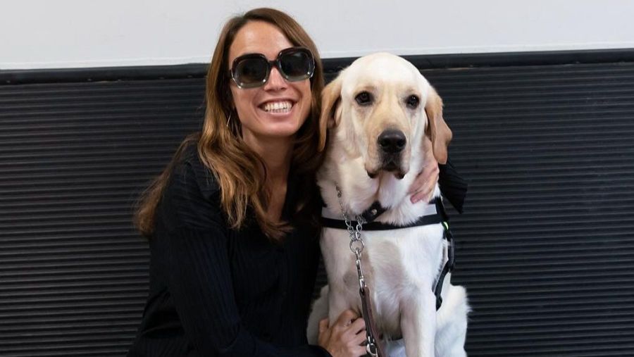 María Petit junto a su perro guia
