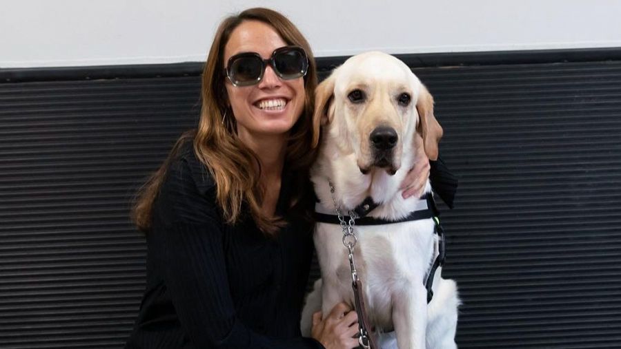 María Petit junto a su perro guia