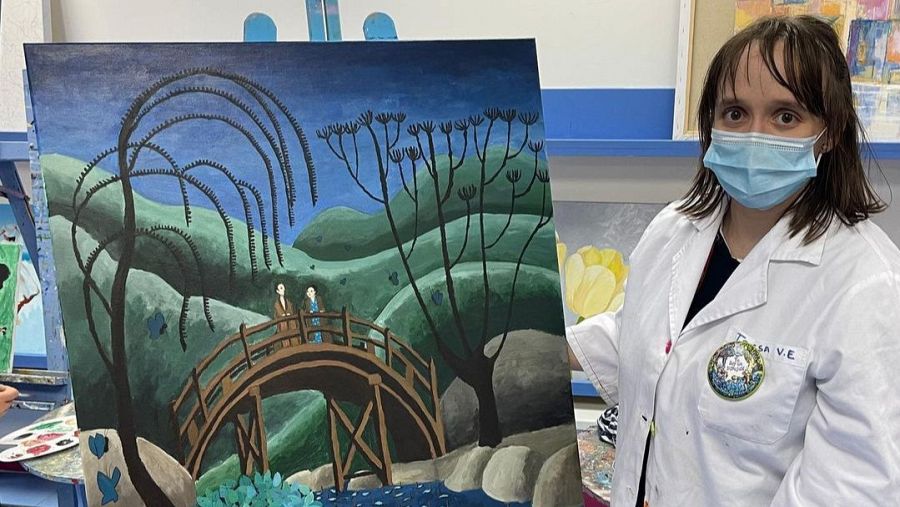 Teresa Valencia con una de sus muchas pinturas