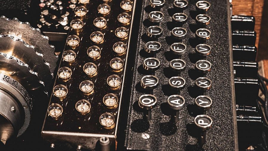La máquina Enigma fue diseñada para cifrar y descifrar mensajes