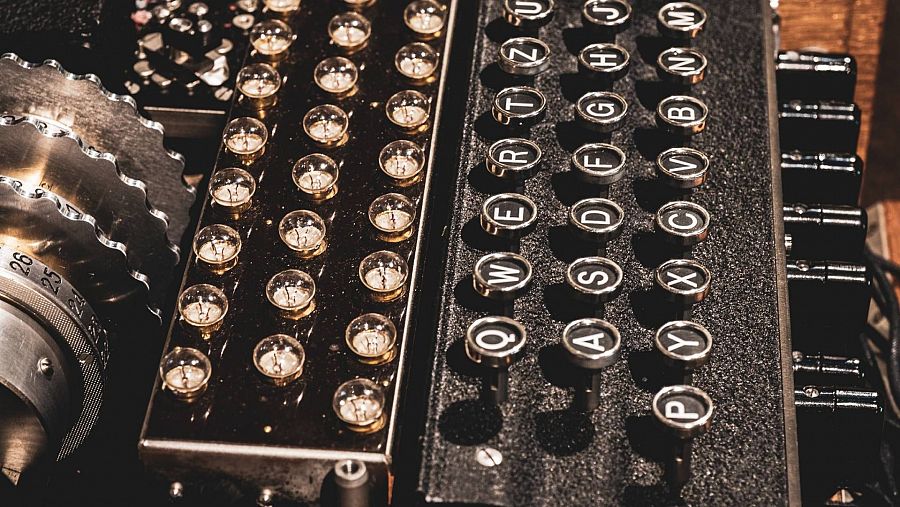 La máquina Enigma fue diseñada para cifrar y descifrar mensajes