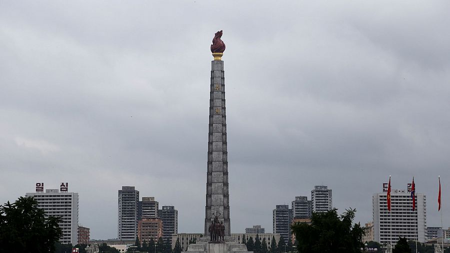 Torre Ju Che desde la plaza Kim Il Sung