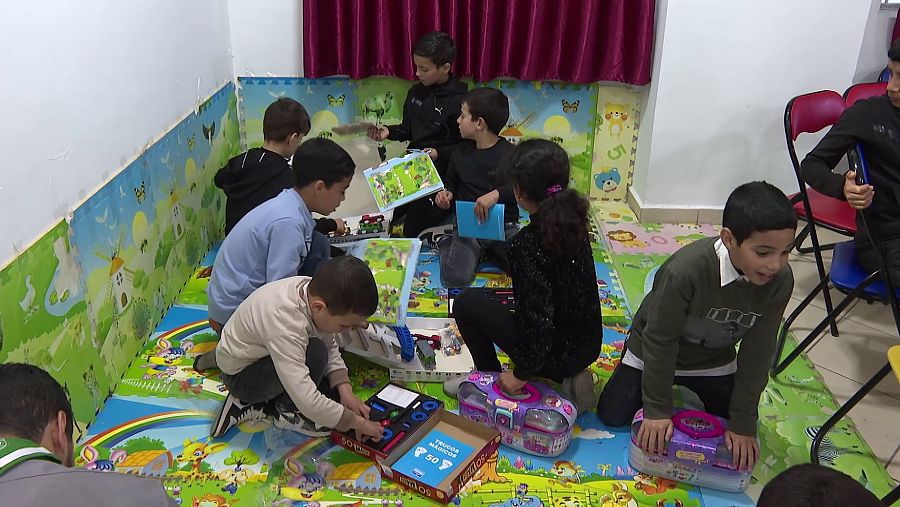 Los niños y niñas estrenan sus nuevos juguetes