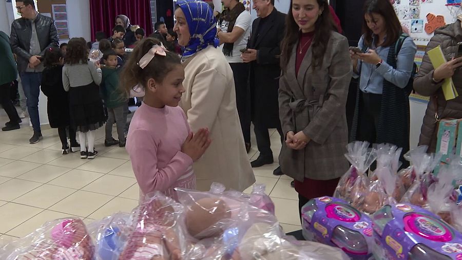 Los niños y niñas estrenan sus nuevos juguetes