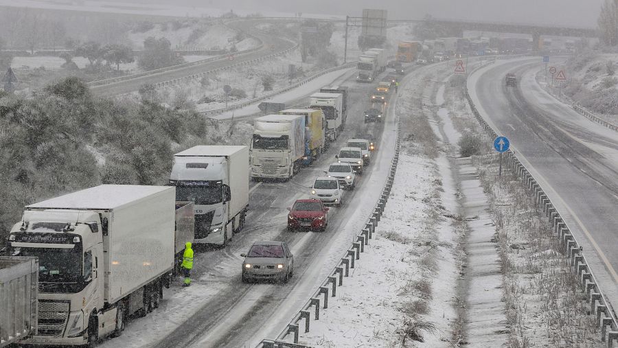 Numerosos camiones y coches varados en la A-66 tras las nevadas en Salamanca