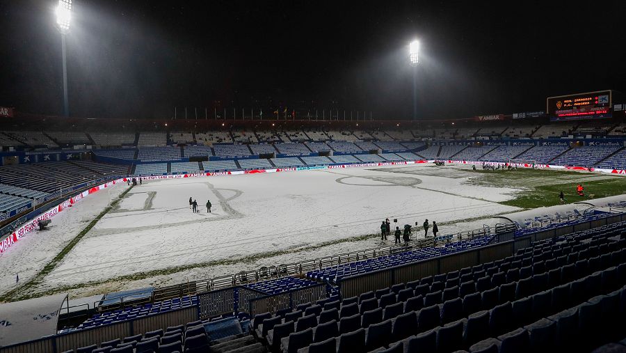 La nieve cubre el césped del estadio del Real Zaragoza, la Romareda