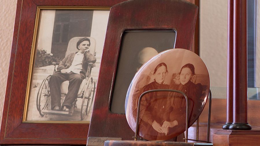 Foto de Lenin en silla de ruedas