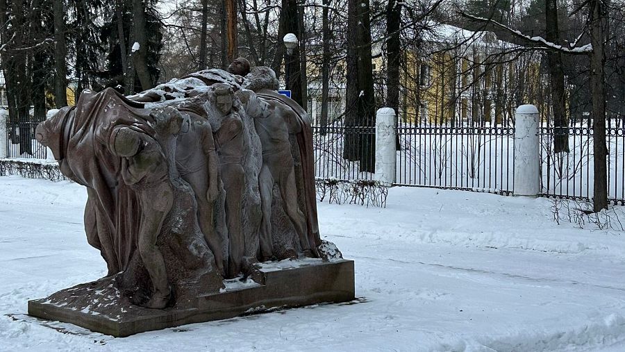 Escultura que representa el traslado del cuerpo de Lenin