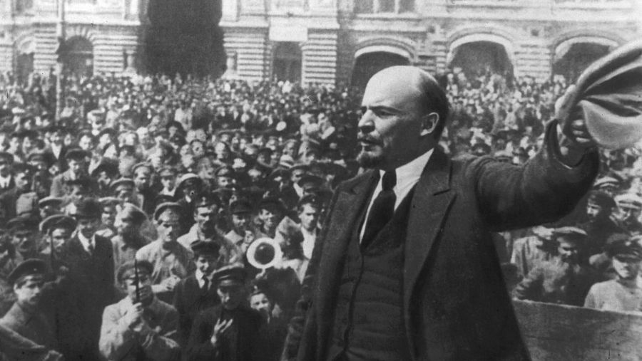 Lenin se dirige a la multitud durante la Revolución Rusa de 1917