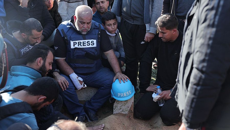 El periodista Wael al Dahdouh durante el funeral de su hijo mayor, Hamza