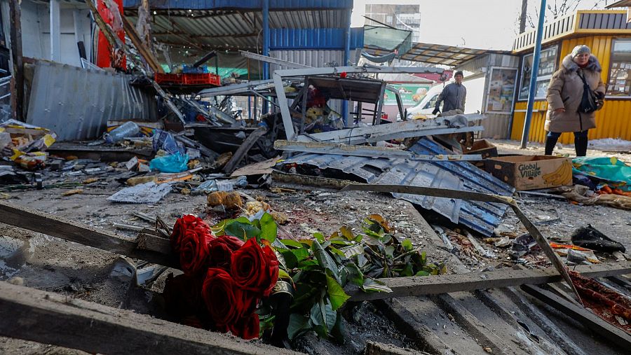 Vista de un supermercado dañado tras un intenso ataque en la ciudad de Donetsk el 21 de enero de 2024.