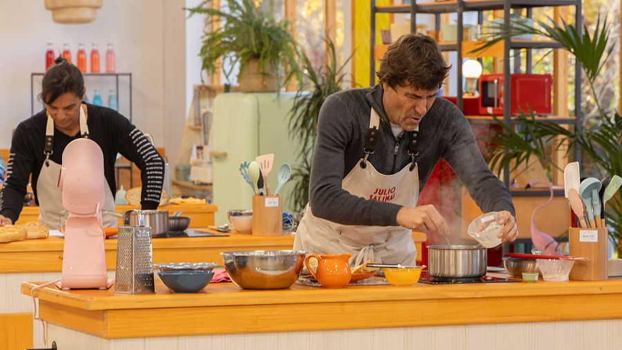 Receta elaborada en el programa 'Bake Off': tarta con bizcochos rellenos de crema de dulce leche, cerezas y pacharán