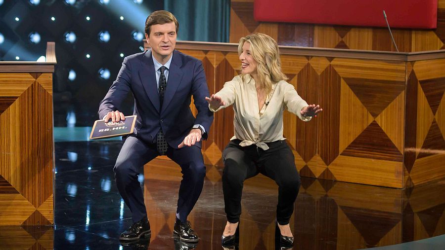 Yolanda Díaz y Marx Giró haciendo sentadillas en Late Xou con Marc Giró