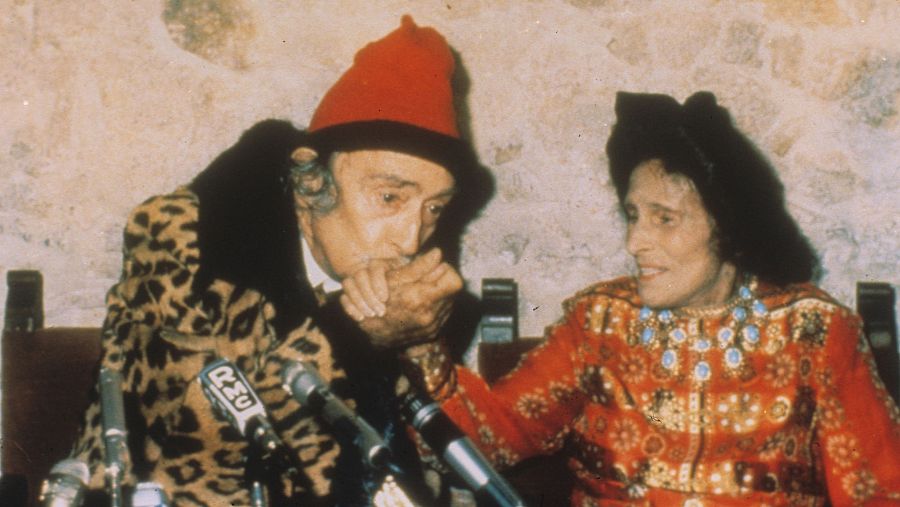 Gala, dona, amant i musa de Dalí, va morir el 1982, fet que va deixar el pintor anímicament ensorrat fins a la seva mort