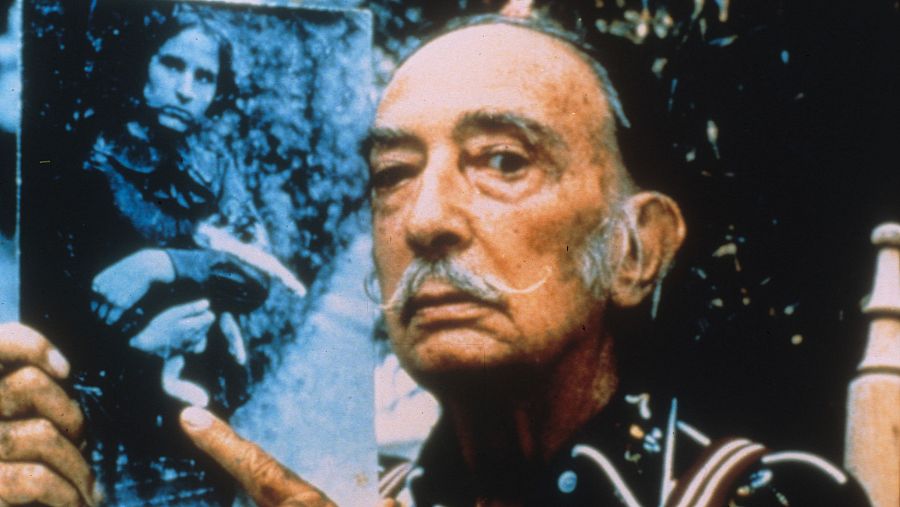 Dalí assenyala una foto de Gala, l'artista i model russa a qui va immortalitzar en molts dels seus quadres