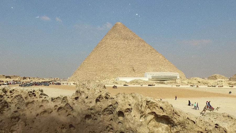 La Gran Pirámide de Guiza: la mayor entre las pirámides egipcias, la más antigua de las Siete Maravillas y la única que perdura hasta hoy.: la mayor entre las pirámides egipcias, la más antigua de las Siete Maravillas y la única que perdura hasta hoy.