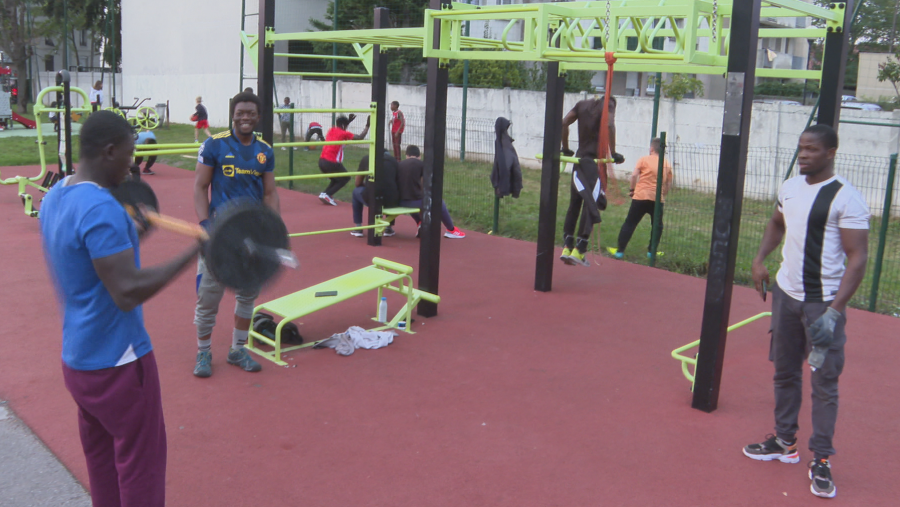 Jóvenes practicando gimnasia en un parque de calistenia a las afueras de París.