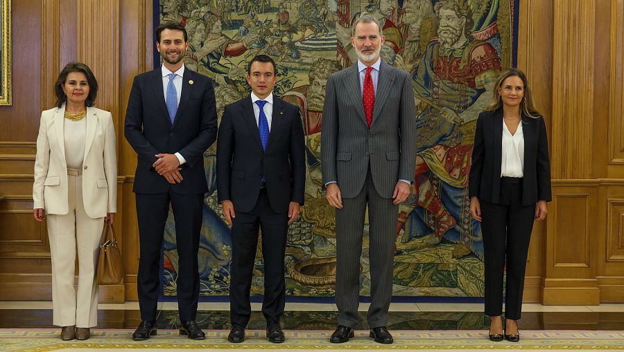 El rey Felipe VI (2d) y el presidente de Ecuador, Daniel Noboa (c) durante la recepción celebrada en el Palacio de la Zarzuela