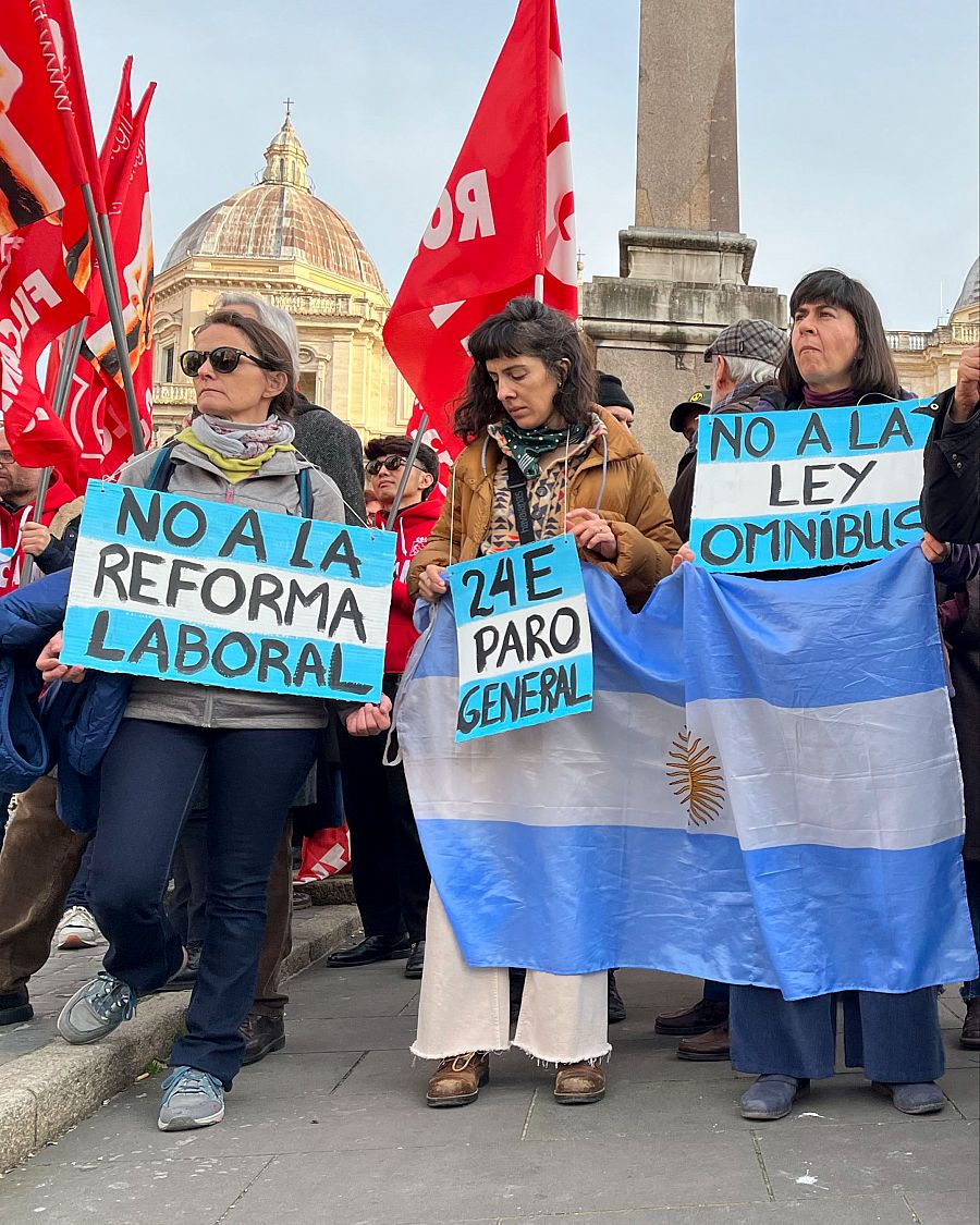 Un grupo de manifestantes muestran sus pancartas frente a la embajada de Argentina en Roma