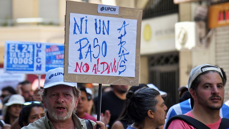 Varias personas protestan en Buenos Aires, Argentina