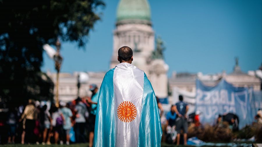 Un manifestante con una bandera argentina en Buenos Aires