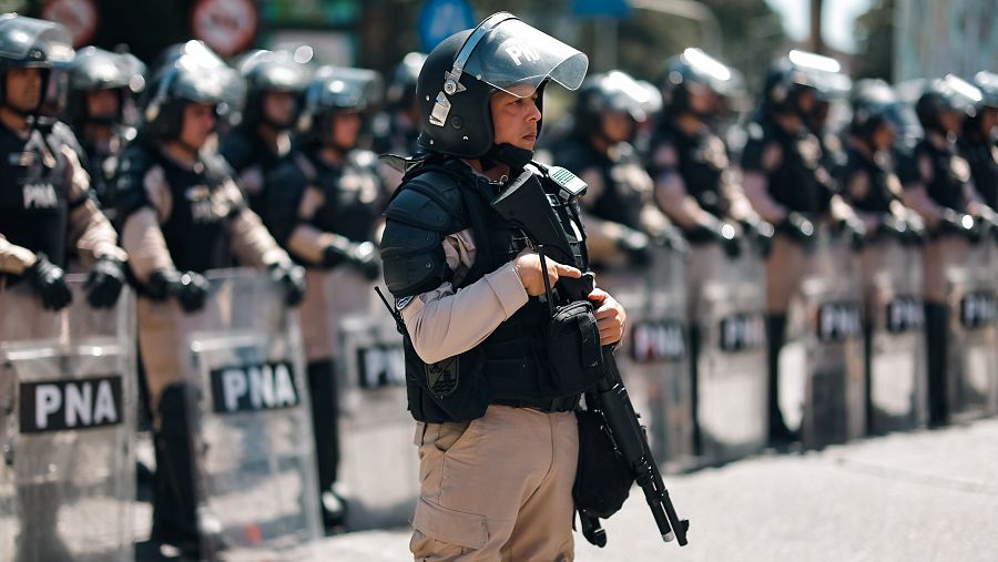 Policías antidisturbios durante la huelga general en Argentina