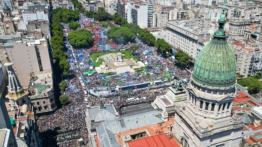 Vista aérea de la Plaza de Mayo en Buenos Aires, Argentina, durante la protesta
