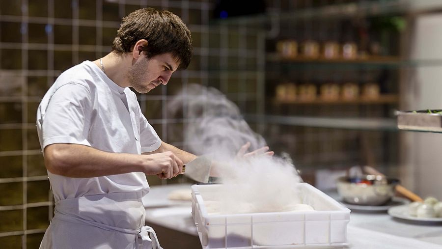 Eric Ayala agafant la massa d'una pizza a la seva pizzeria de Sabadell