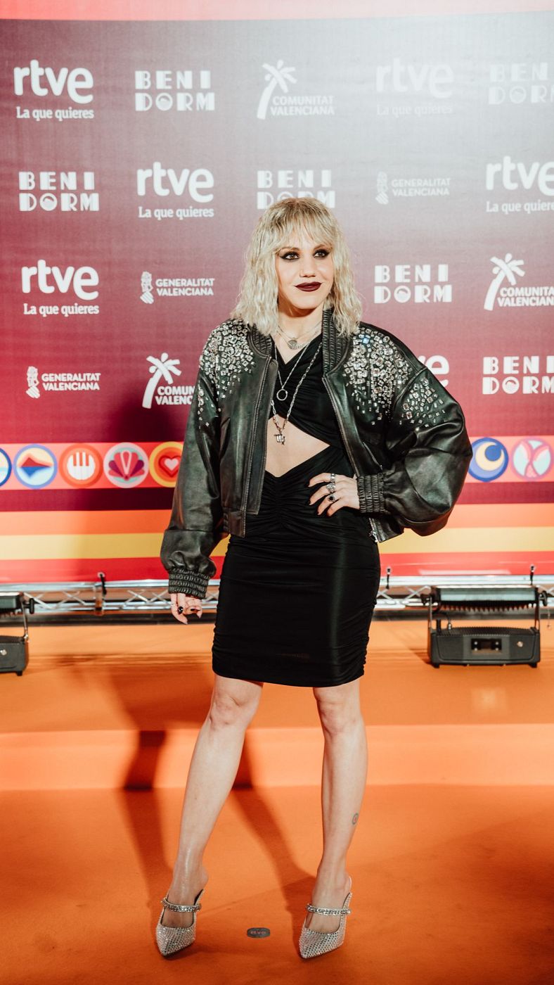 Angy Fernández lo apuesta todo al rubio platino