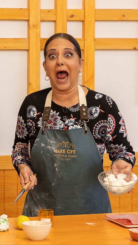 Imagen de Yolanda Ramos preparando la tarta de cumpleaños en 'Bake Off'