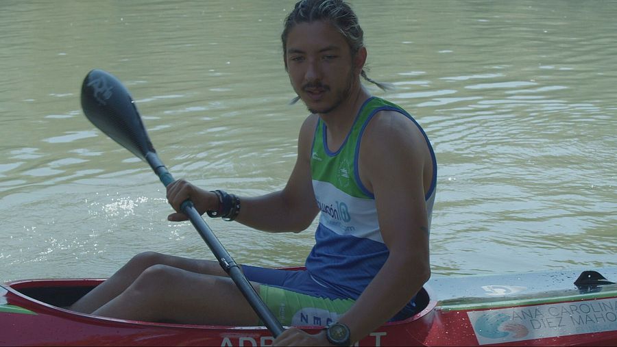 Joven navegando en una piragua