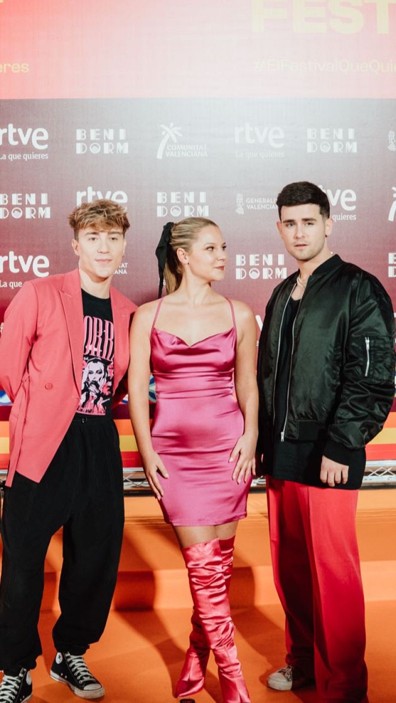 Mantra en la alfombra naranja